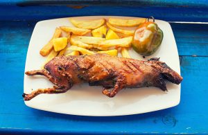 Si vous n'êtes pas trop sensible, voici un plat de cochon d'Inde qu’on trouve surtout dans la région d’Arequipa et traditionnellement servie lors des mariages : le « Cuy Chactao ».