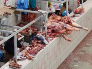 Marché de cochon d'Inde et d'alpaga à Puno (Pérou). Source : http://www.fourchette-voyageuse.fr/posts/quand-l-alpagua-et-le-cochon-d-inde-sinvitent-dans-les-assiettes-peruviennes